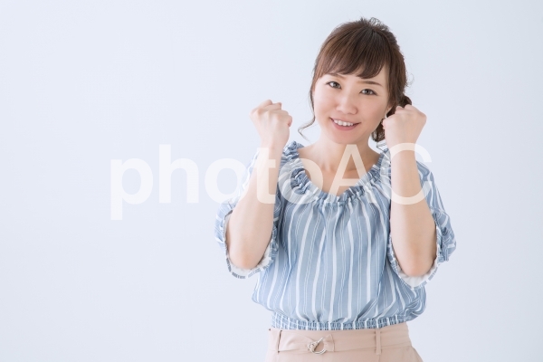 ガッツポーズする女性 ガッツポーズする女性の写真