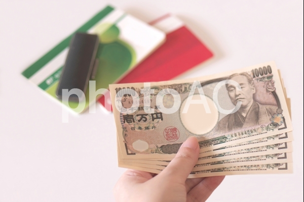 預金通帳と印鑑と現金 預金通帳と印鑑と現金の写真