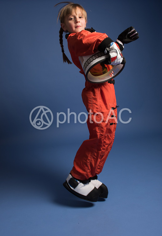 宇宙服を着てジャンプする女の子6 No 5352 写真素材なら 写真ac 無料 フリー ダウンロードok