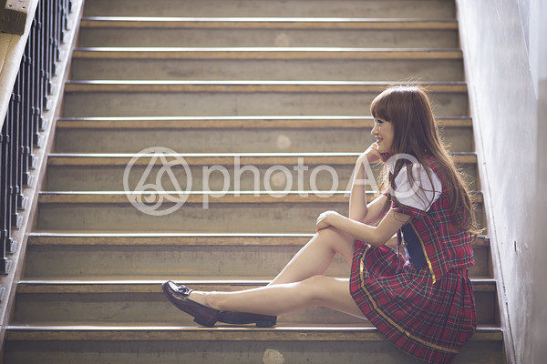階段に座る女性3 階段に座る女性3の写真