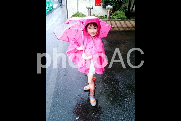 雨の日の少女 雨の日の少女の写真