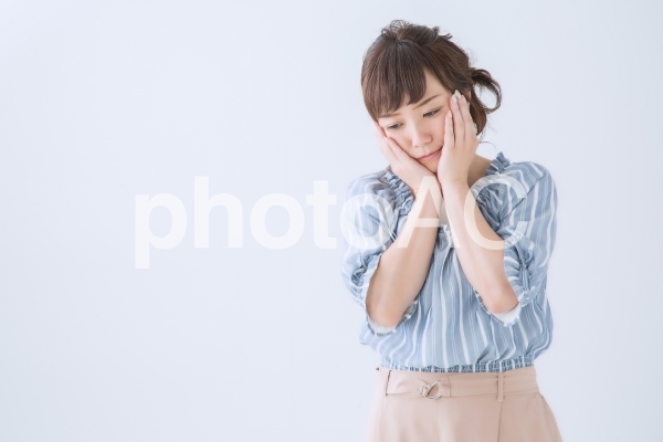 どうしようと考える女性 どうしようと考える女性の写真