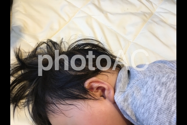 汗をかく 赤ちゃんの頭 汗をかく 赤ちゃんの頭の写真