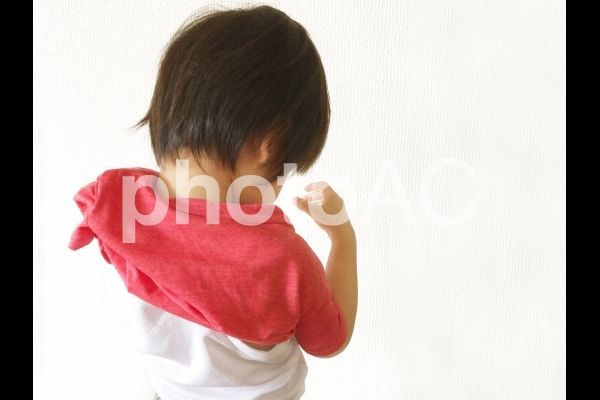 ひとりで着替えを頑張る3歳児 ひとりで着替えを頑張る3歳児の写真