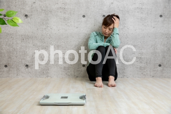 ダイエットする女性 ダイエットする女性の写真