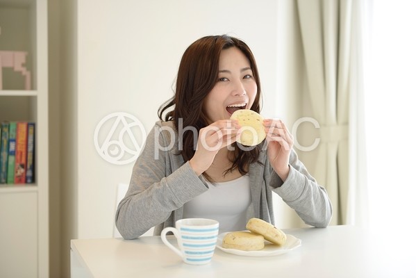 食事をする女性18 食事をする女性18の写真