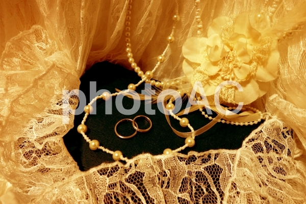 結婚指輪 レースとコサージュネックレス 結婚指輪 レースとコサージュネックレスの写真