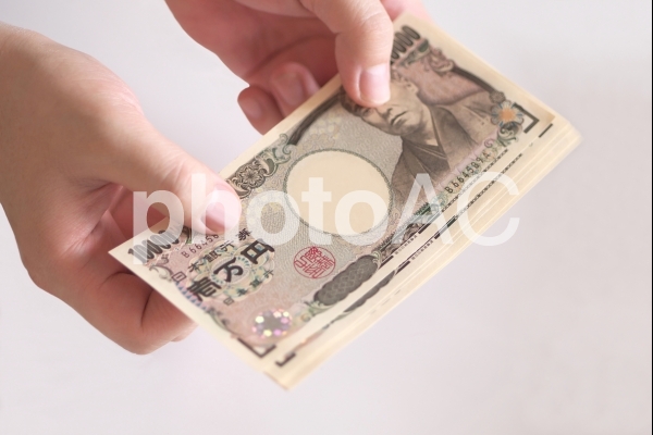 金銭の取引(男性の手) 金銭の取引(男性の手)の写真