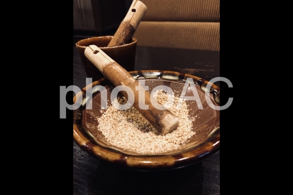 白ゴマ:すり鉢とすりごま 白ゴマ:すり鉢とすりごまの写真
