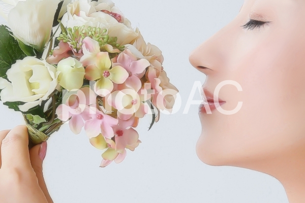 花の匂いを嗅ぐ女性 花の匂いを嗅ぐ女性の写真