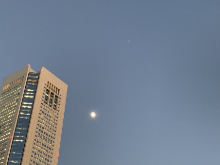 東京オペラシティと月の写真