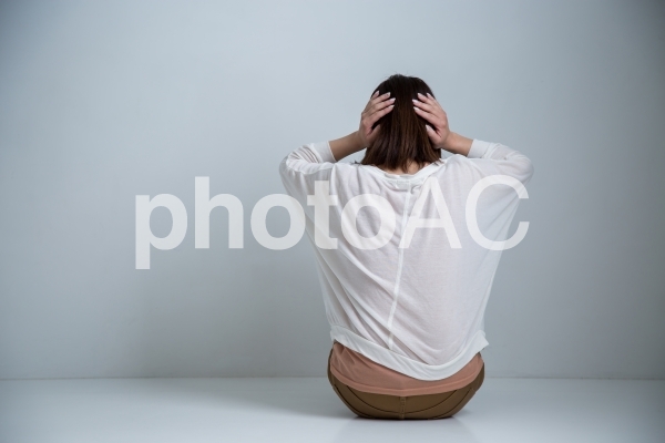 絶望する女性 絶望する女性の写真