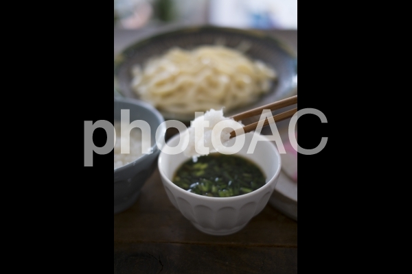 大根おろしをめんつゆに入れる 大根おろしをめんつゆに入れるの写真