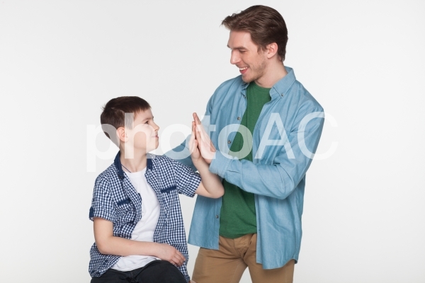 父と息子3 No 1608258｜写真素材なら「写真AC」無料（フリー）ダウンロードOK