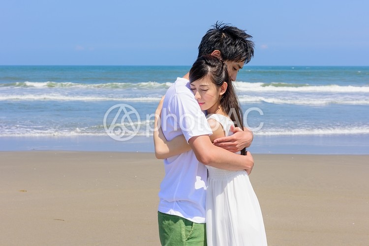 ビーチで抱き合うカップル3 No 写真素材なら 写真ac 無料 フリー ダウンロードok