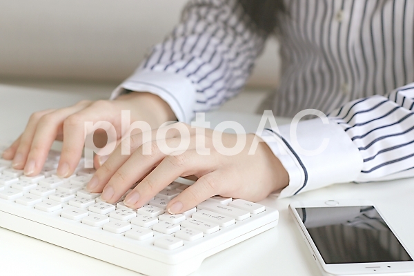 キーボードと女性2 キーボードと女性2の写真