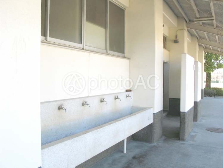 学校 13 体育館 水飲み場 トイレ 水道 便所 No 写真素材なら 写真ac 無料 フリー ダウンロードok