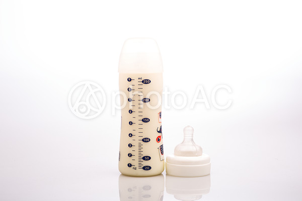 哺乳瓶とミルク 哺乳瓶とミルクの写真