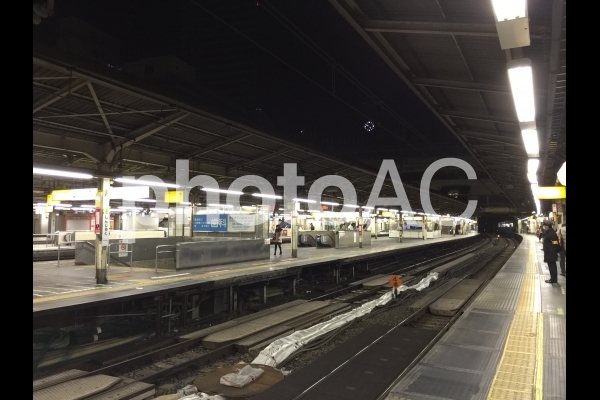 始発の新宿駅ホーム 始発の新宿駅ホームの写真