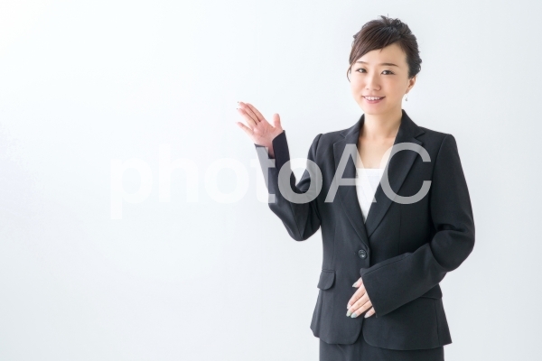 【切抜PSD】案内する女性 【切抜PSD】案内する女性の写真