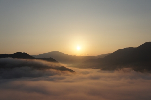 竹田城より 竹田城 天空の城 雲海 朝日 朝来市 御来光 城跡 雲 幻想的 朝 光 太陽 朝陽 兵庫県 光線