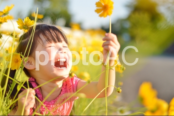 お花と子ども お花と子どもの写真