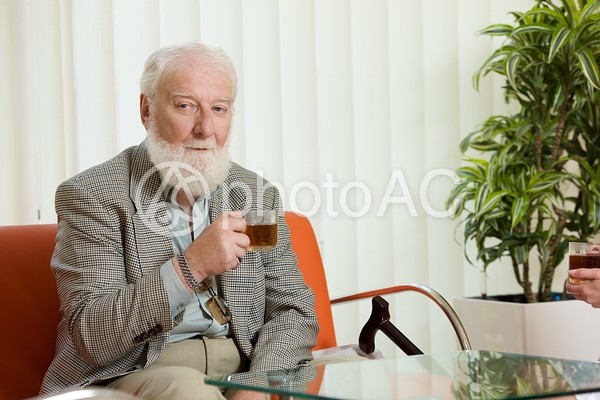 お茶を飲む外国人老人男性1 No 680353 写真素材なら 写真ac 無料