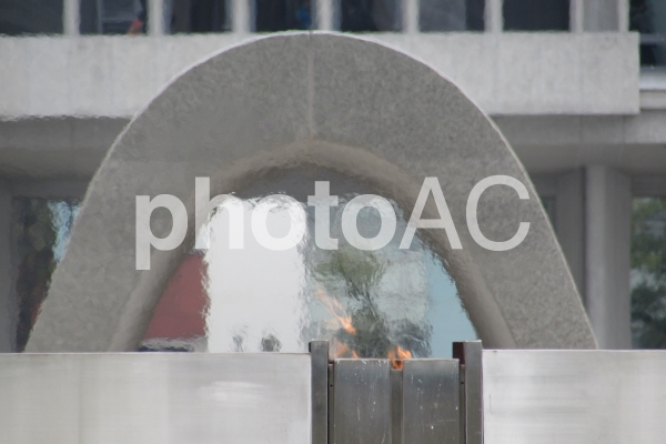 平和の灯と原爆死没者慰霊碑 平和の灯と原爆死没者慰霊碑の写真