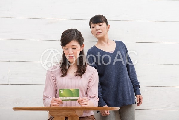 嫁の通帳を覗き見る姑2 嫁の通帳を覗き見る姑2の写真