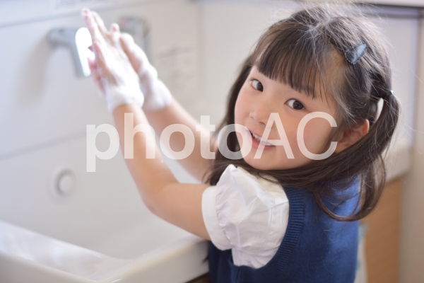 手を洗う子供 手を洗う子供の写真
