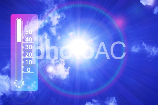 夏の青空とキラキラの太陽プリズム-最高気温の温度計と白い雲の自然風景 夏の青空とキラキラの太陽プリズム-最高気温の温度計と白い雲の自然風景の写真