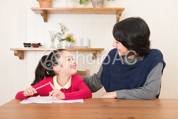 娘の勉強を見るお母さん18 娘の勉強を見るお母さん18の写真