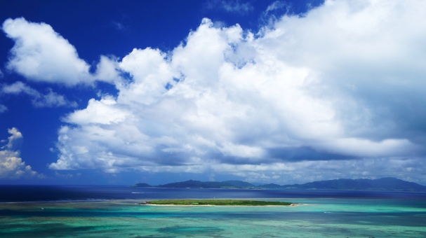 サンゴの海 沖縄 八重山 夏 真夏 海 青い空 空 白 雲 青 緑 エメラルド エメラルドグリーン コバルトブルー 水平線 サンゴ礁 熱帯魚 亜熱帯 ビーチ 砂浜 南国 南の島 東シナ海 琉球 ちゅらさん 小浜島 竹富