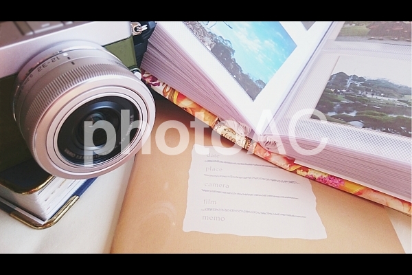 思い出のアルバム写真とカメラ 思い出のアルバム写真とカメラの写真
