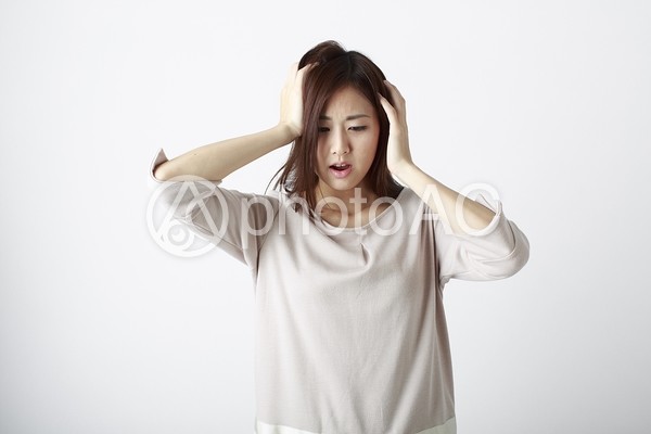 悩む女性4 悩む女性4の写真
