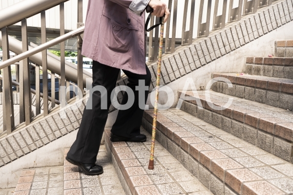 杖を持つ高齢女性 杖を持つ高齢女性の写真