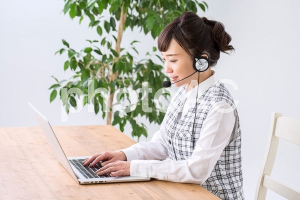コールセンターの女性 コールセンターの女性の写真