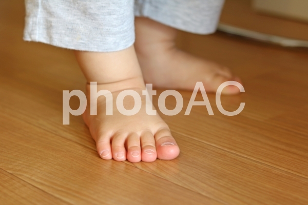 子供の足元 子供の足元の写真