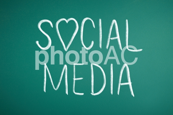 チョークでかかれた「SOCIAL MEDIA」 チョークでかかれた「SOCIAL MEDIA」の写真