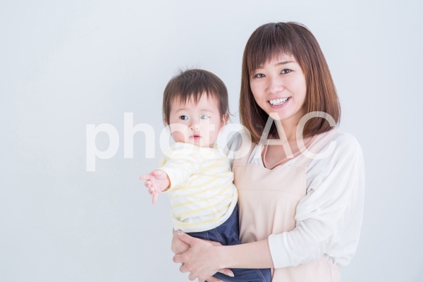 エプロン姿の女性と赤ちゃん エプロン姿の女性と赤ちゃんの写真