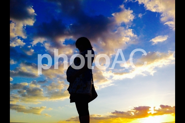 妊婦の横向きシルエット No 写真素材なら 写真ac 無料 フリー ダウンロードok