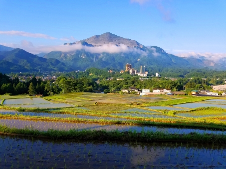 寺坂棚田から見た武甲山(埼玉県秩父郡横瀬町・寺坂棚田)beautiful rice terraces in Terasaka tanada and the mountain on the back is Mt. Buko. 寺坂棚田から見た武甲山(埼玉県秩父郡横瀬町・寺坂棚田)beautiful rice terraces in Terasaka tanada and the mountain on the back is Mt. Buko.の写真