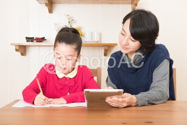 娘の勉強を見るお母さん13 娘の勉強を見るお母さん13の写真