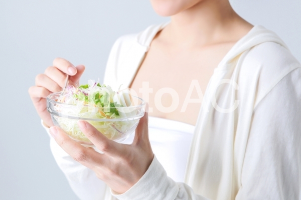 サラダを食べる女性 サラダを食べる女性の写真