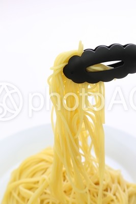 パスタを掴むトング2 パスタを掴むトング2の写真