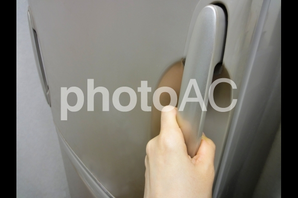 冷蔵庫を開けるところ 冷蔵庫を開けるところの写真