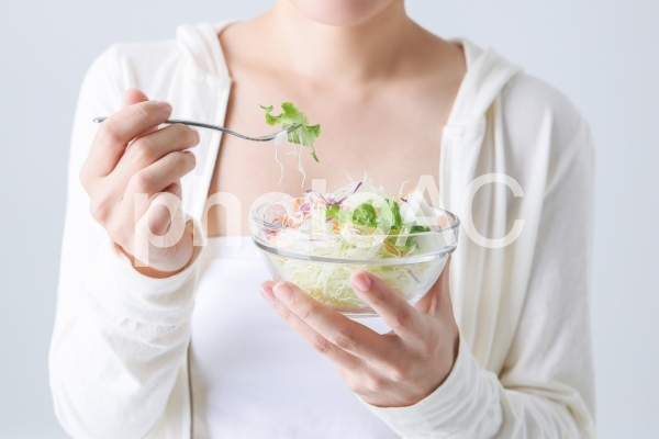 サラダを食べる女性 サラダを食べる女性の写真