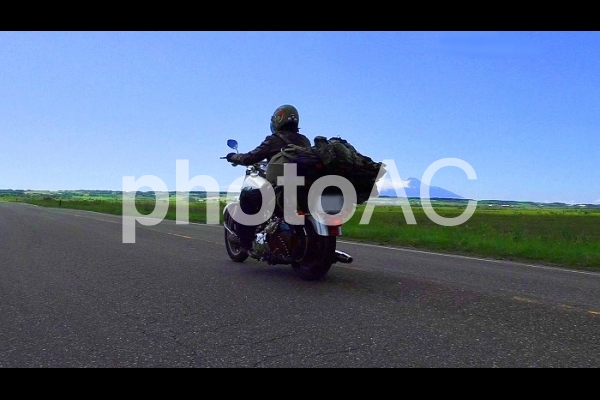 北海道の道を駆けるバイク 北海道の道を駆けるバイクの写真