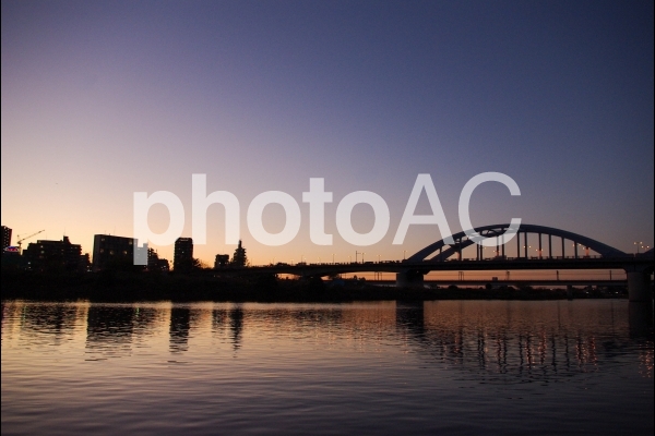 夕暮れの多摩川と丸子橋 夕暮れの多摩川と丸子橋の写真