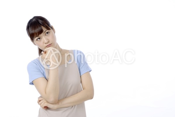 手を顎に当てる女性1 手を顎に当てる女性1の写真